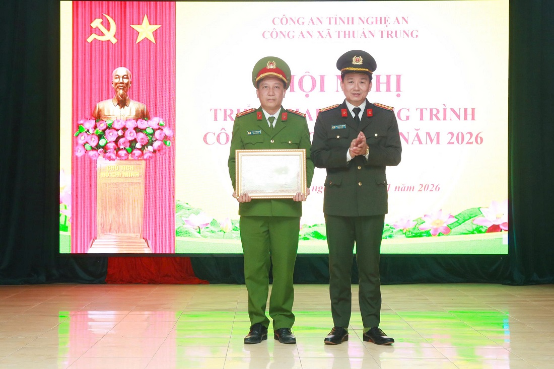 Thừa ủy quyền, đồng chí Thượng tá Chu Quang Thành, Phó Chủ nhiệm Ủy ban Kiểm tra Đảng ủy Công an tỉnh trao Bằng khen của Bộ Công an tặng cá nhân