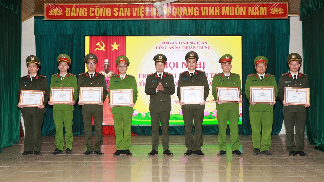 Trao Giấy khen của Giám đốc Công an tặng cá nhân