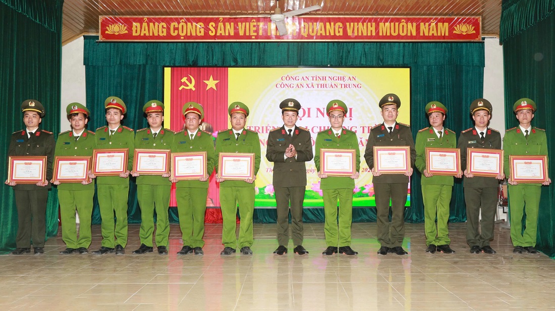 Trao danh hiệu “Chiến sĩ thi đua cơ sở” tặng cá nhân