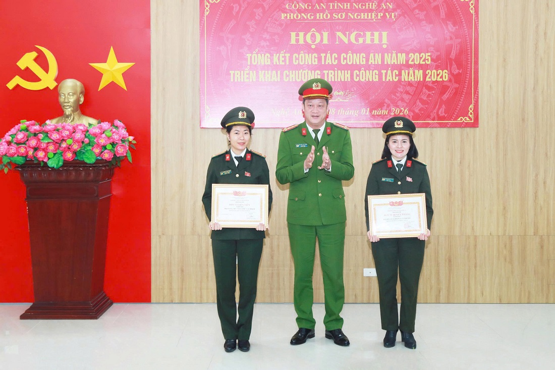 Đồng chí Đại tá Nguyễn Đức Cường, Ủy viên Ban Thường vụ Đảng ủy, Phó Giám đốc Công an tỉnh trao danh hiệu “Đơn vị Quyết thắng” và “Đơn vị Tiên tiến” tặng Đội Hồ sơ và Đội Tàng thư