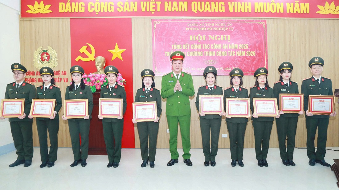 Đồng chí Đại tá Nguyễn Đức Cường, Ủy viên Ban Thường vụ Đảng ủy, Phó Giám đốc Công an tỉnh trao danh hiệu “Chiến sĩ thi đua cơ sở” tặng cá nhân