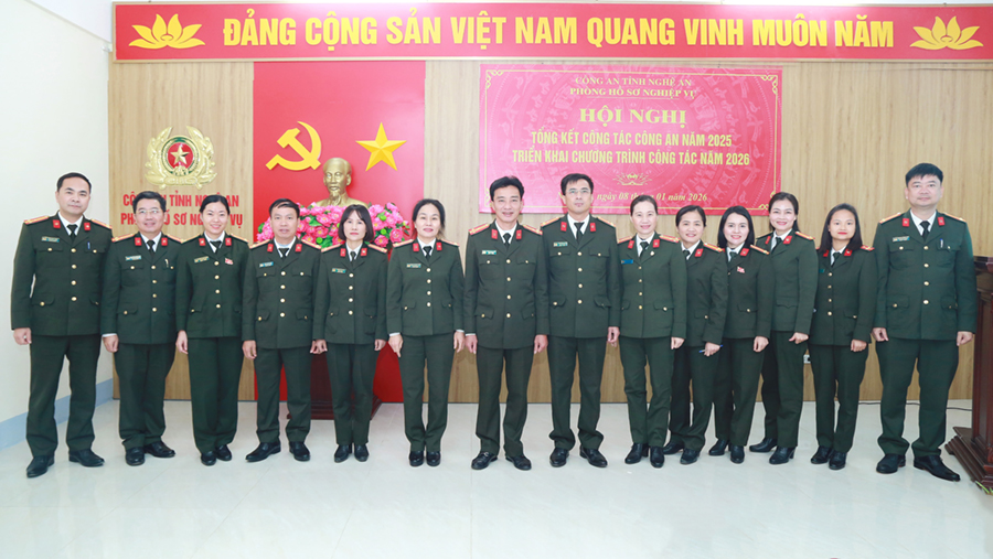 Đại biểu chụp ảnh lưu niệm