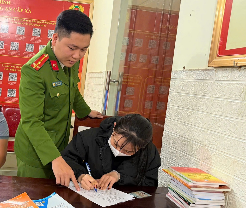 Công an xã tăng cường hướng dẫn, hỗ trợ người dân