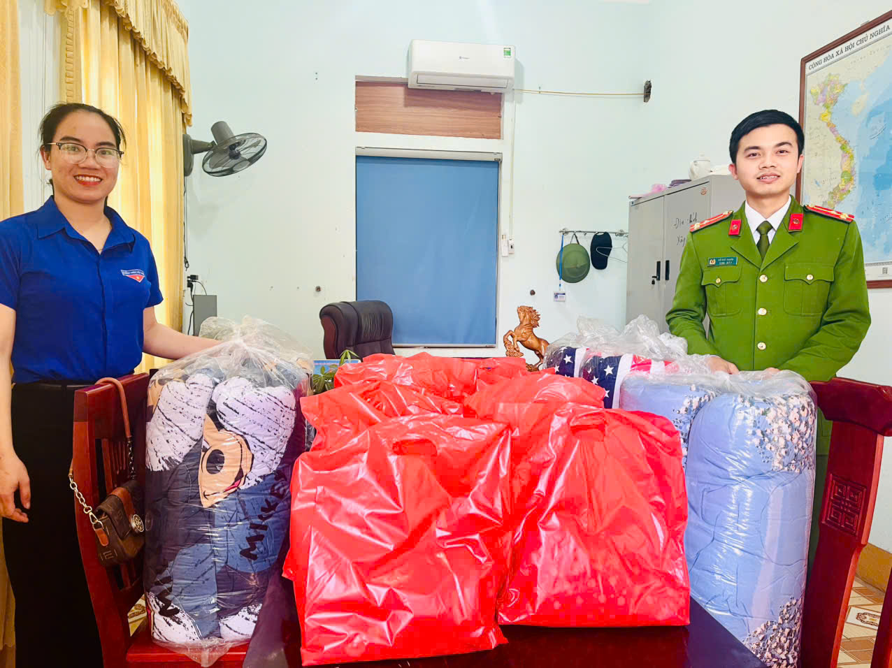 Công an xã chuyển chăn, áo ấm để Đoàn Thanh niên xã trao tặng người dân vùng cao