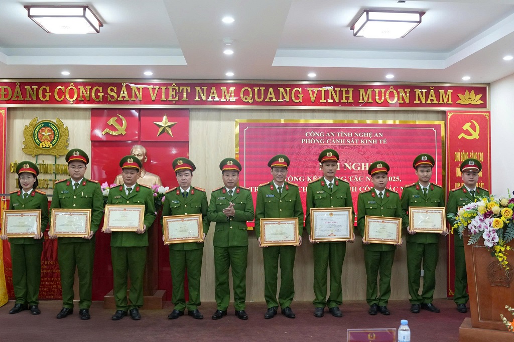 Đồng chí Dại tá Nguyễn Duy Thanh, Ủy viên Ban Thường vụ Đảng ủy, Phó Giám đốc Công an tỉnh trao khen thưởng tặng tập thể, cá nhân có thành tích xuất sắc