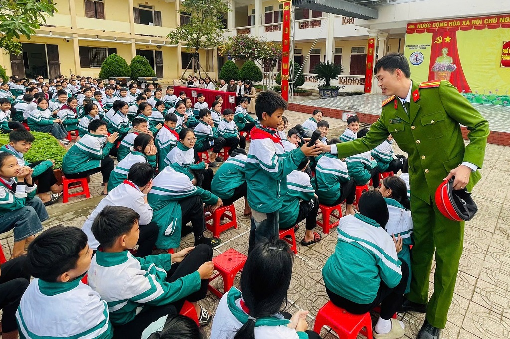 Buổi tuyên truyền kết hợp hỏi – đáp tạo sự thu hút các em học sinh