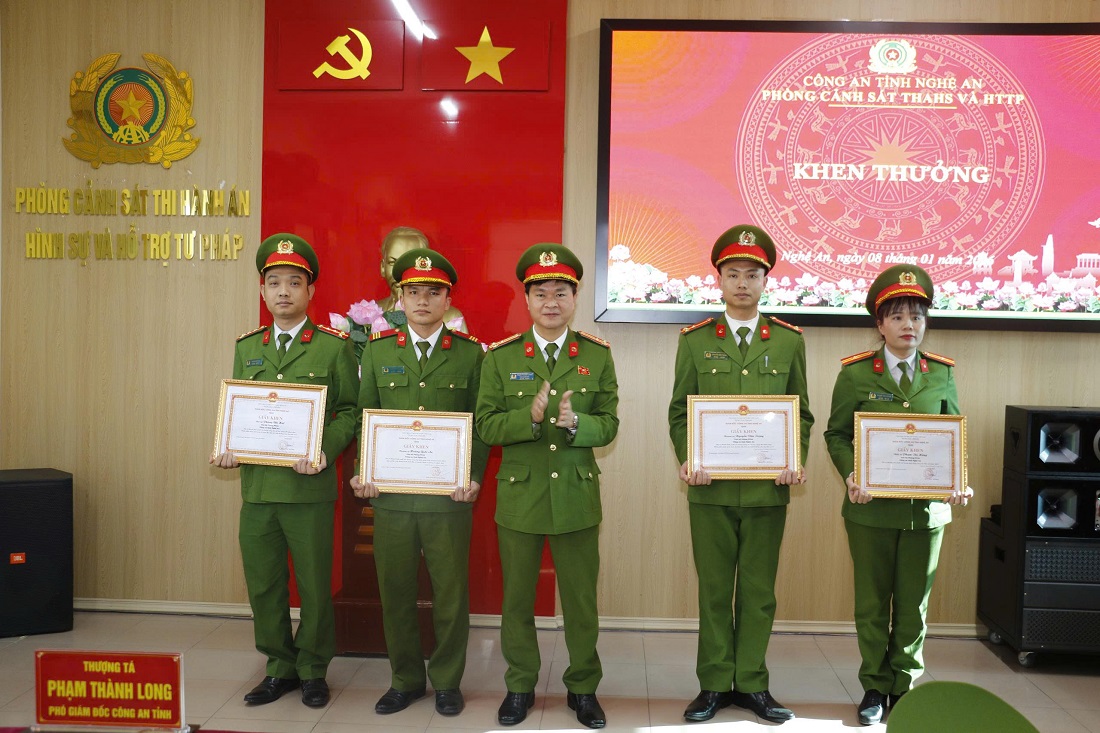 Nhiều tập thể, cá nhân được khen thưởng vì có thành tích xuất sắc trong năm 2025