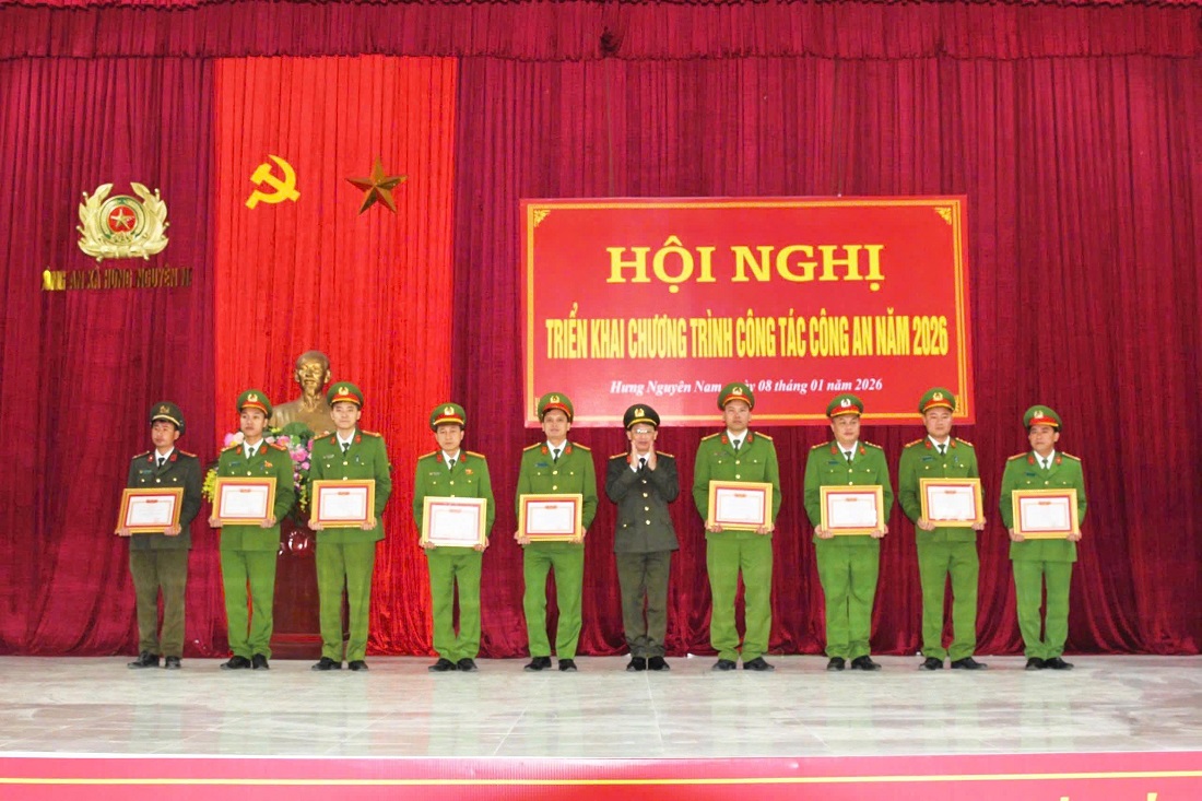 Trao thưởng tập thể, cá nhân có thành tích xuất sắc 