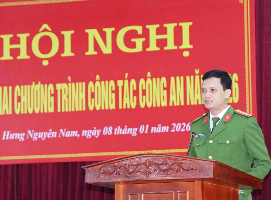 Đồng chí Thiếu tá Trần Quốc Hoàn - Trưởng Công an xã Hưng Nguyên Nam phát biểu 