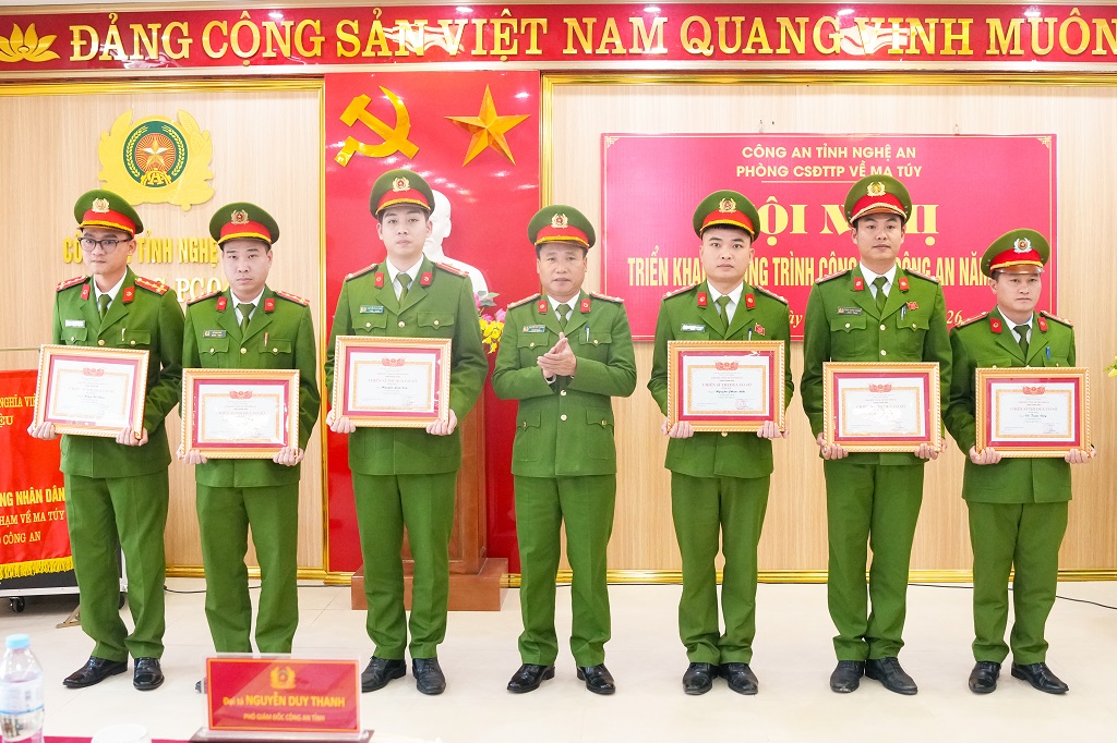 Khen thưởng tập thể và cá nhân có thành tích xuất sắc