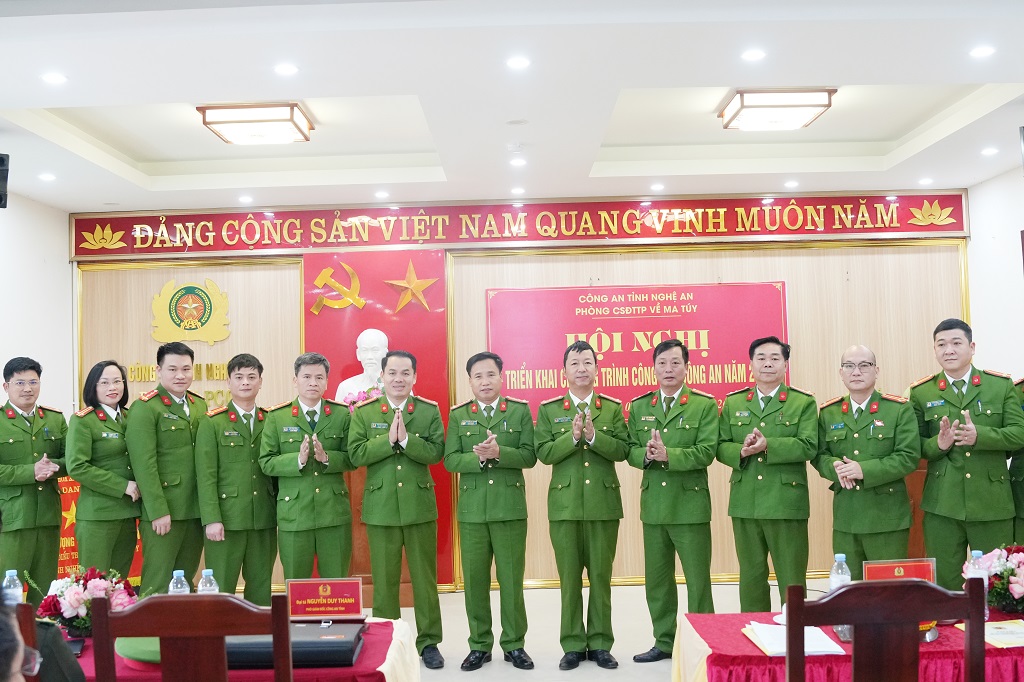 Đại biểu chụp ảnh lưu niệm