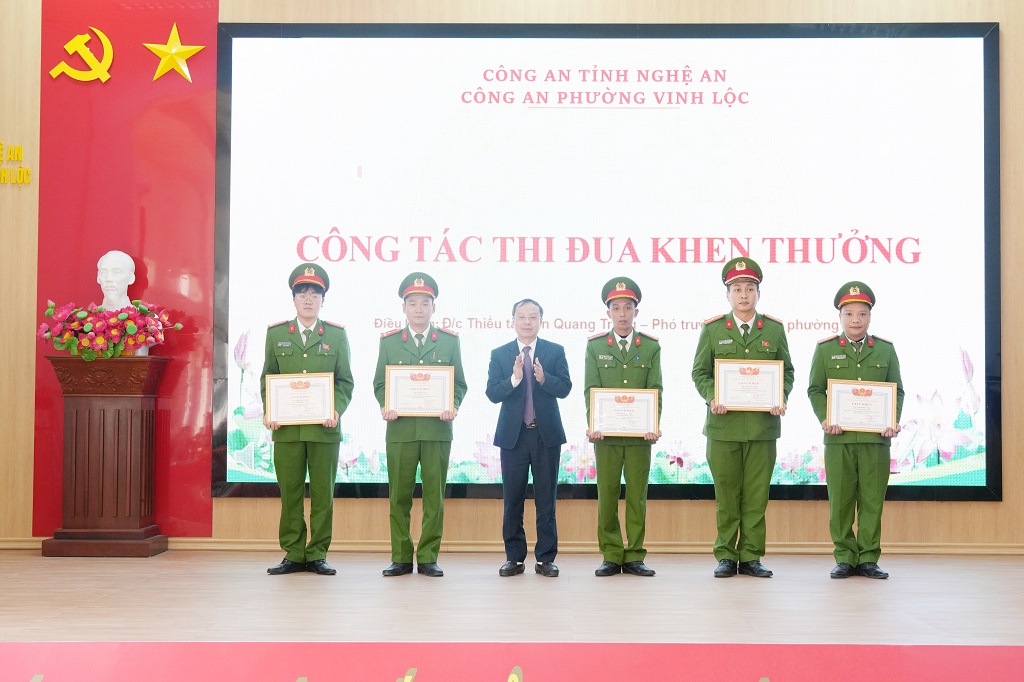 Đồng chí Nguyễn Quang Tiêu, Bí thư Đảng ủy, Chủ tịch HĐND phường trao khen thưởng cá nhân có thành tích xuất sắc