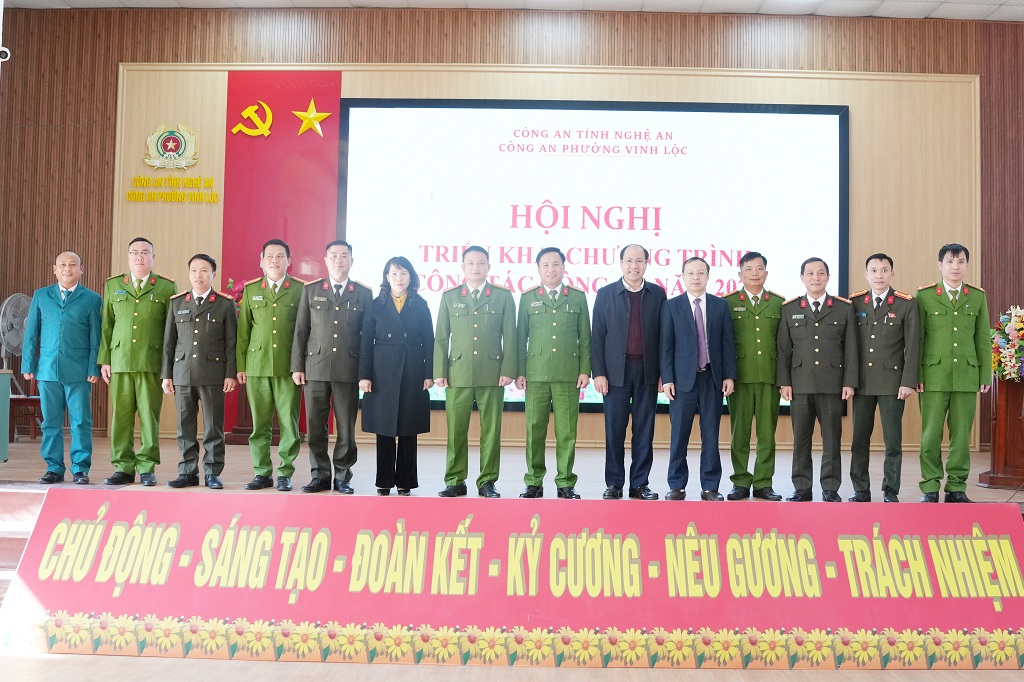 Đại biểu chụp ảnh lưu niệm