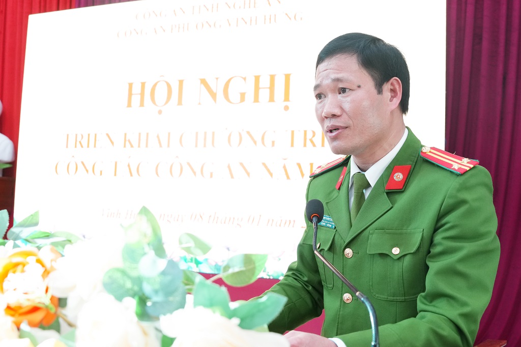 Đồng chí Trung tá Đặng Văn Cường, Trưởng Công an phường Vinh Hưng phát biểu tại Hội nghị