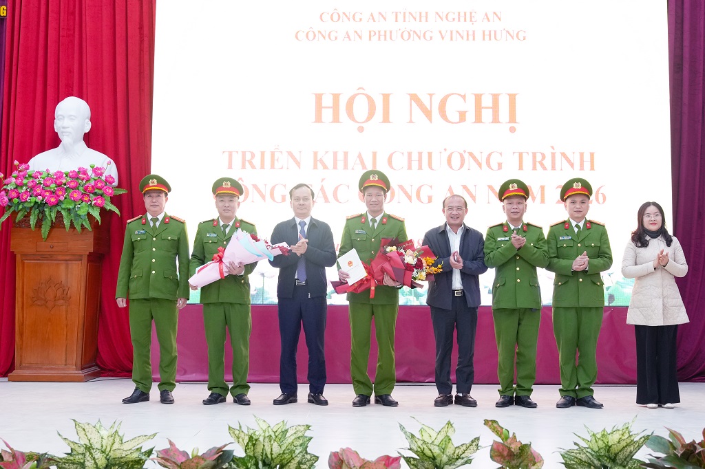 Thường trực Đảng ủy phường Vinh Hưng trao thưởng cá nhân có thành tích xuất sắc    