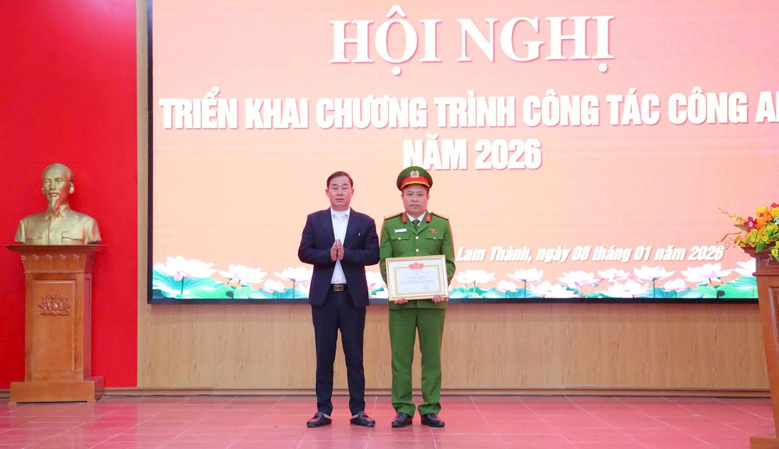 Trao thưởng tập thể, cá nhân có thành tích xuất sắc 