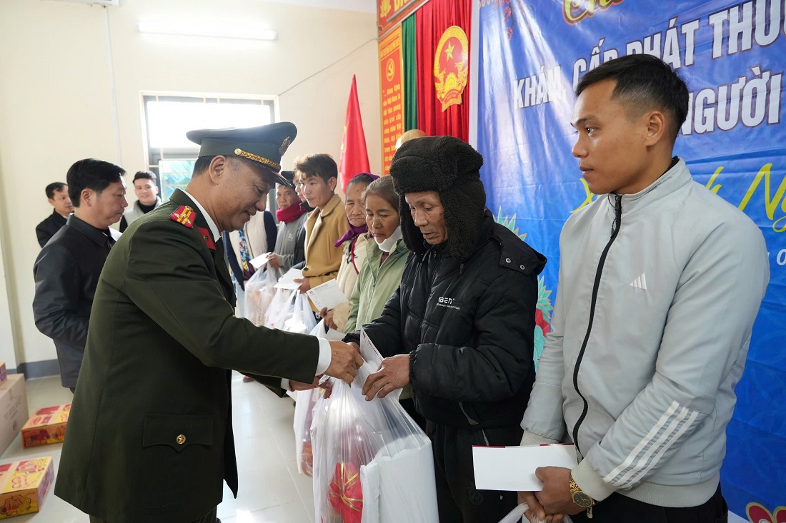 Tặng quà cho các hộ gia đình có hoàn cảnh đặc biệt khó khăn