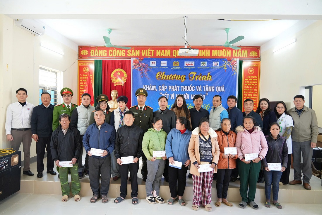 Đại diện các đơn vị đồng hành và chính quyền địa phương trao quà và chụp ảnh lưu niệm với nhân dân Nga My