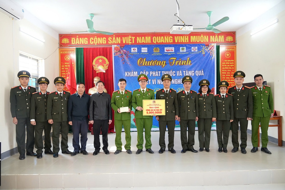 Dịp này Phòng An ninh chính trị nội bộ (PA03) cũng trao tặng Công an xã Nga My phần quà trị giá 5 triệu đồng