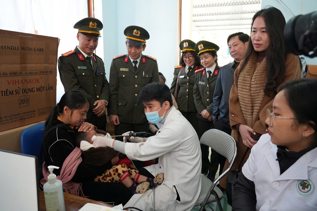 Các y, bác sĩ tại Bệnh viện Đa khoa TP. Vinh khám bệnh cho người dân địa phương