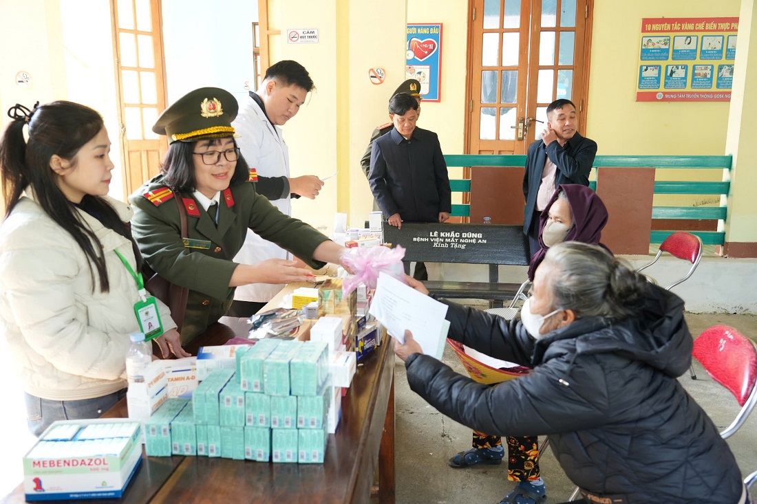 Phát thuốc miễn phí cho người dân đến khám bệnh