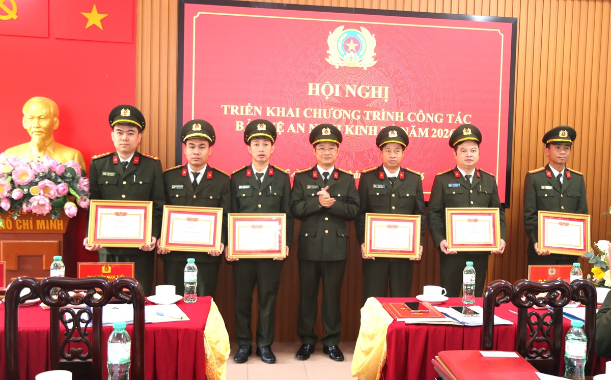 Khen thưởng tập thể, cá nhân có thành tích xuất sắc