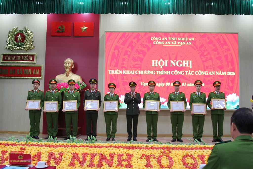 Khen thưởng cá nhân có thành tích xuất sắc