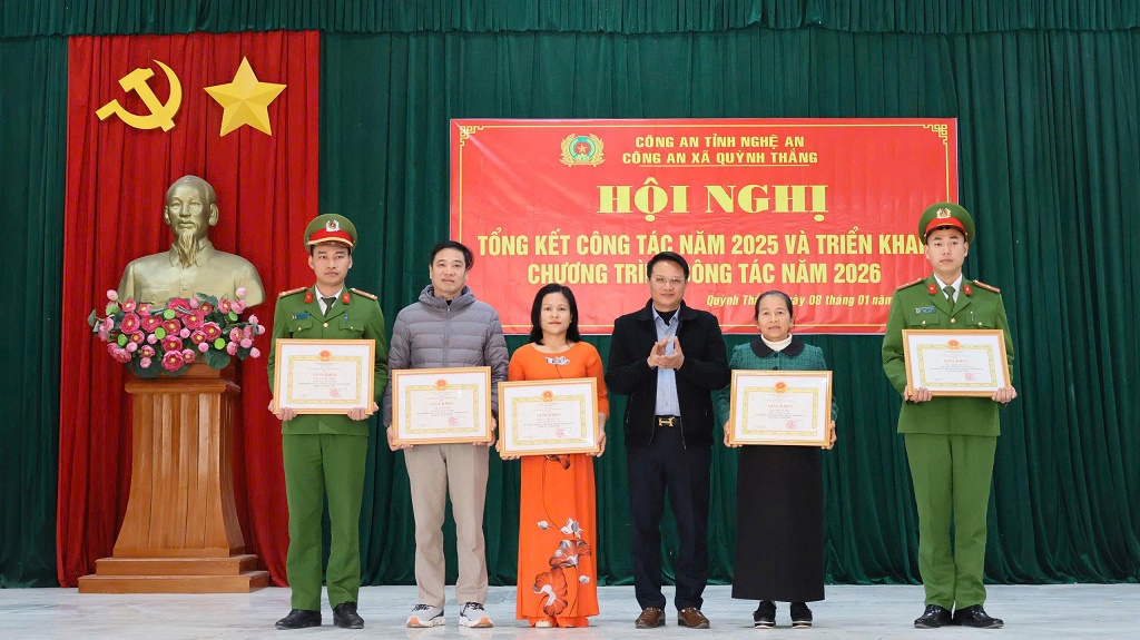 Trao giấy khen tặng cá nhân có thành tích xuất sắc 