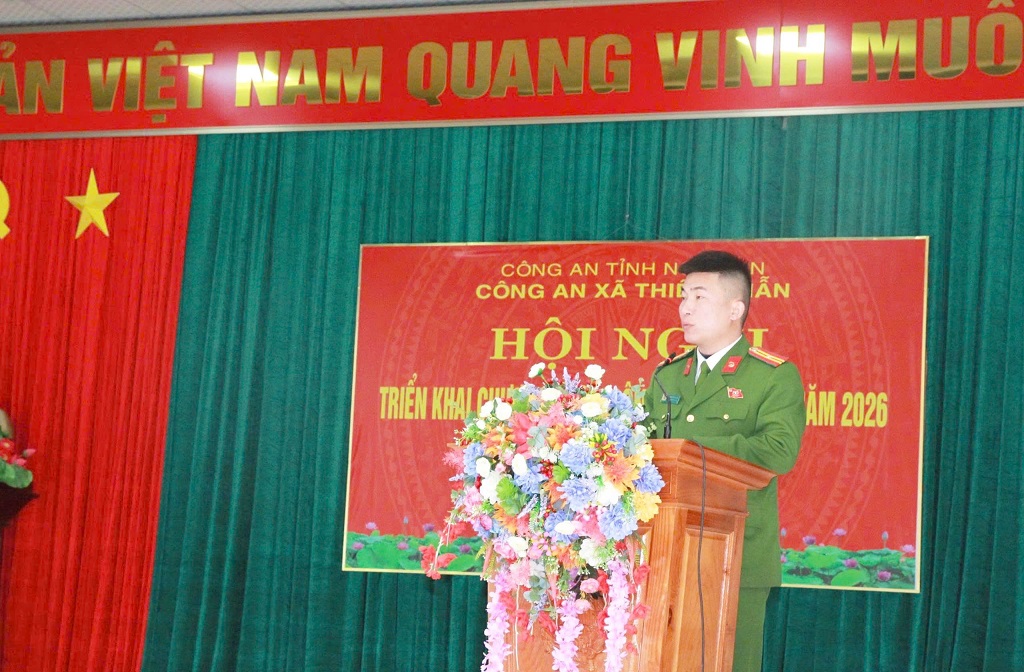 Thiếu tá Phạm Văn Phú, Trưởng Công an xã Thiên Nhẫn phát biểu