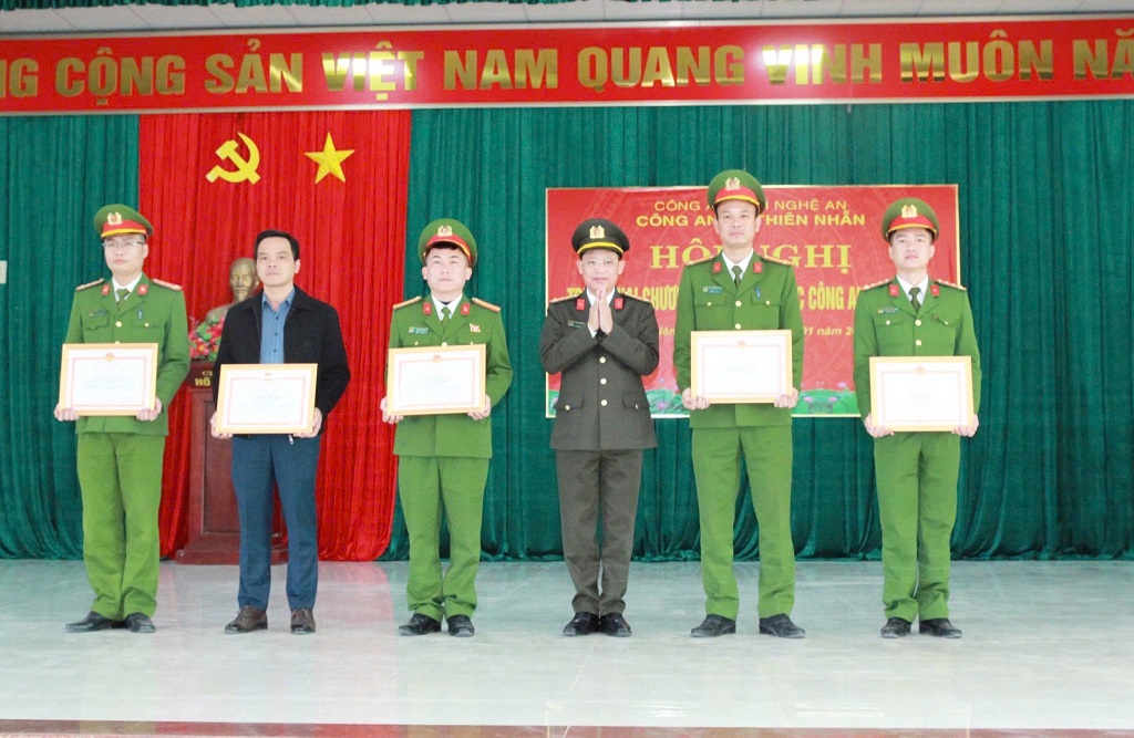 Khen thưởng cá nhân xuất sắc