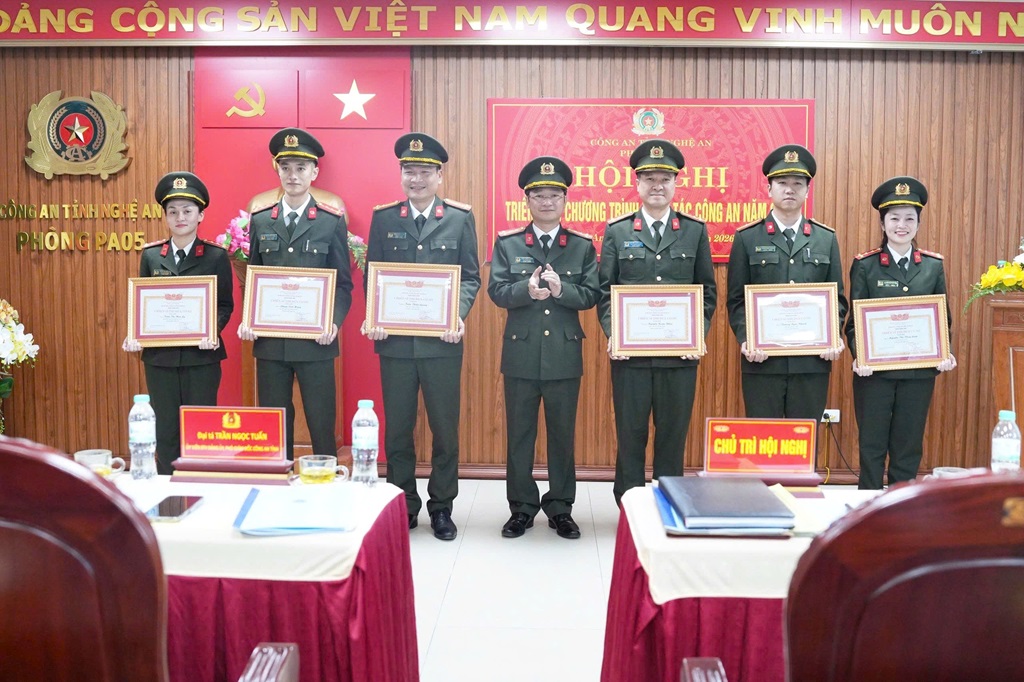 Đồng chí Đại tá Trần Ngọc Tuấn, Phó Giám đốc Công an tỉnh trao thưởng cho tập thể, cá nhân có thành tích xuất sắc