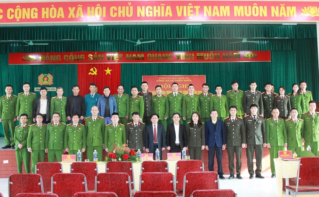 Đại biểu chụp ảnh lưu niệm