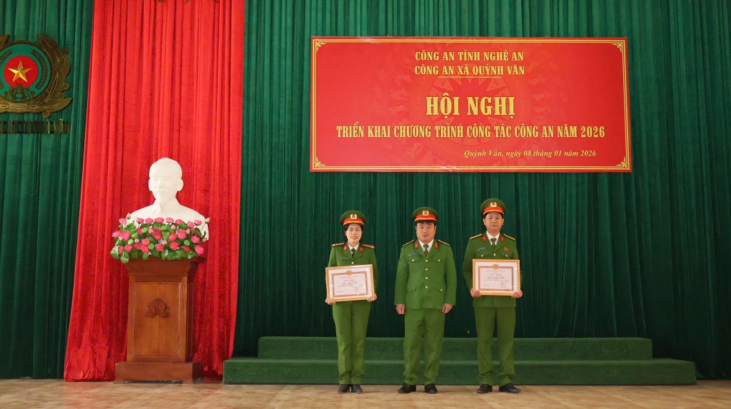 Trao giấy khen tặng cá nhân có thành tích xuất sắc trong năm 2025