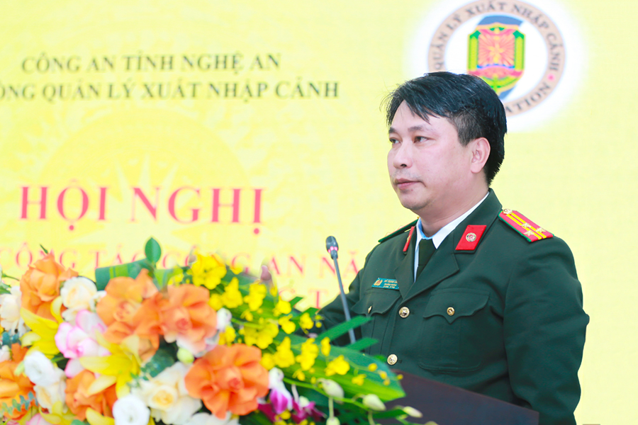 Đồng chí Thượng tá Vũ Trọng Cường, Trưởng phòng Quản lý xuất nhập cảnh phát biểu tại Hội nghị