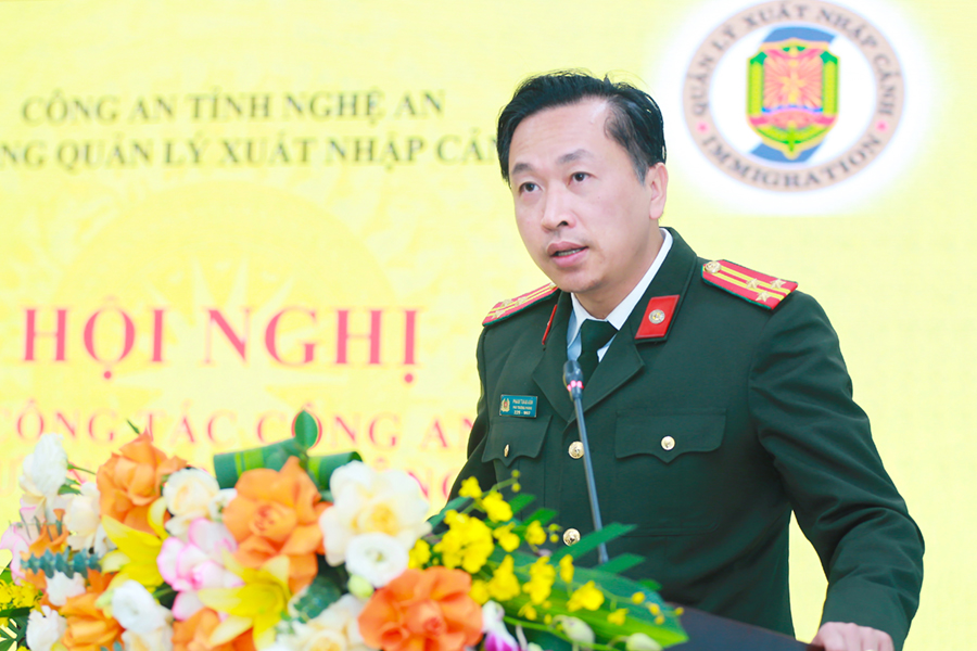 Lãnh đạo Phòng Quản lý xuất nhập cảnh phát biểu tại Hội nghị