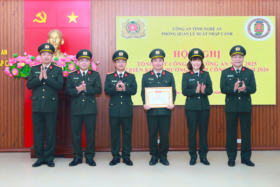 Đồng chí Đại tá Trần Ngọc Tuấn - Ủy viên Ban Thường vụ Đảng ủy, Phó Giám đốc Công an tỉnh trao danh hiệu “Đơn vị Tiên tiến” năm 2025 tặng Phòng Quản lý xuất nhập cảnh