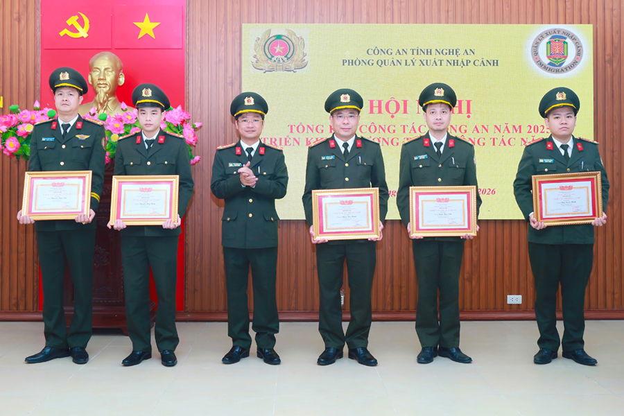 Đồng chí Đại tá Trần Ngọc Tuấn - Ủy viên Ban Thường vụ Đảng ủy, Phó Giám đốc Công an tỉnh trao danh hiệu “Chiến sĩ thi đua cơ sở”