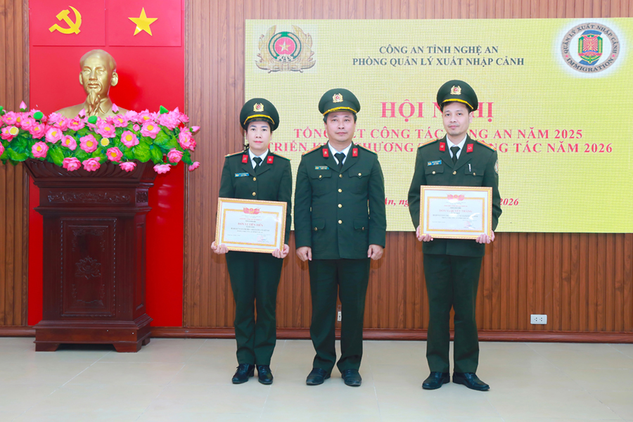 Lãnh đạo Phòng Quản lý xuất nhập cảnh trao danh hiệu “Đơn vị Quyết thắng” và “Đơn vị Tiên tiến”