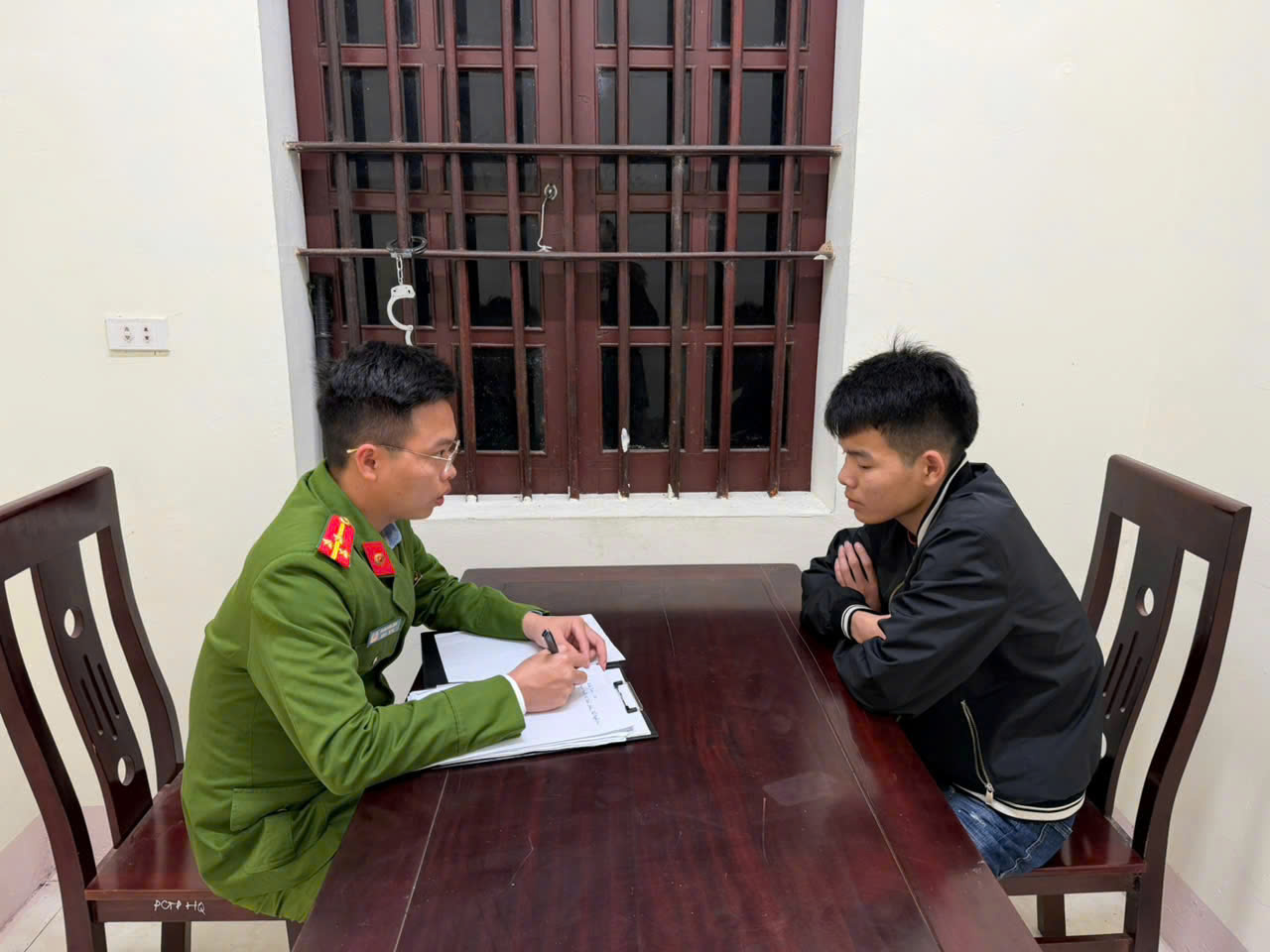 Công an xã Minh Châu lấy lời khai Trần Anh Tuấn - 01 trong 09 đối tượng bị khởi tố về hành vi “Gây rối trật tự công cộng”