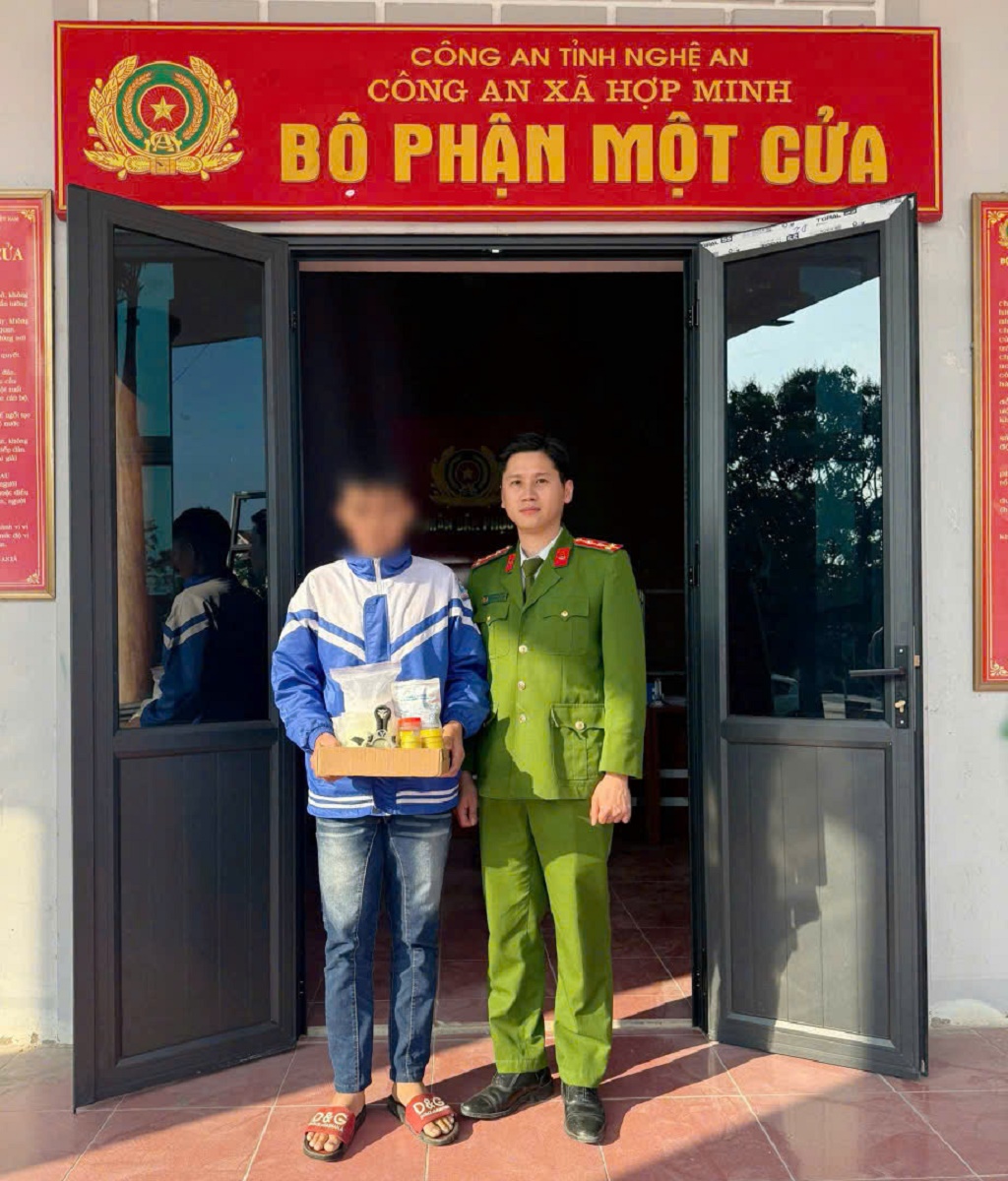 Cháu T.V.P giao nộp số hóa chất để chế tạo pháo cho cơ quan Công an