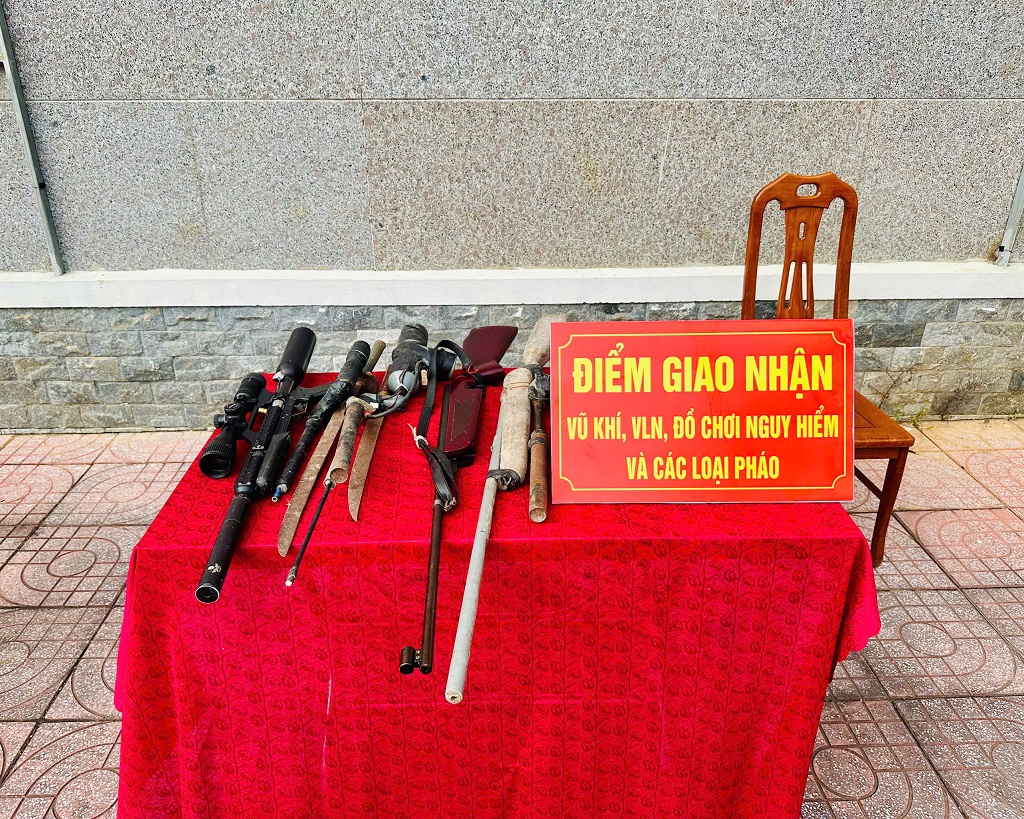Một số hình ảnh người dân trên địa bàn tự nguyên giao nộp vũ khí, công cụ hỗ trợ