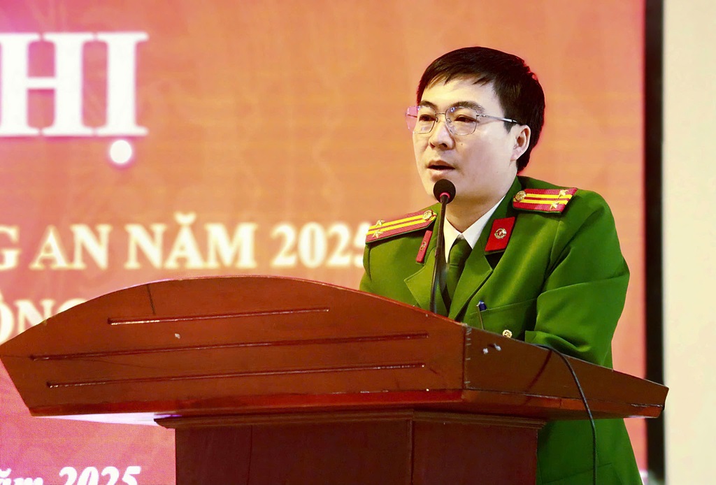 Đồng chí Trung tá Ngô Anh Tuấn, Trưởng phòng Cảnh sát cơ động Công an tỉnh phát biểu tại Hội nghị
