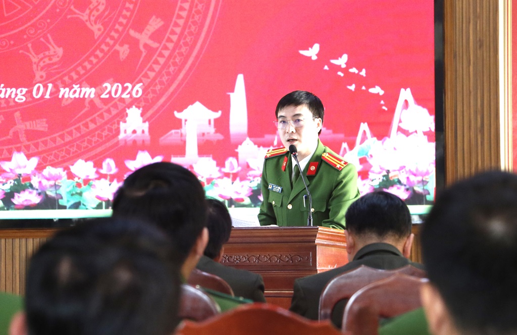 Đồng chí Trung tá Ngô Anh Tuấn, Trưởng phòng Cảnh sát cơ động Công an tỉnh phát biểu tại Hội nghị