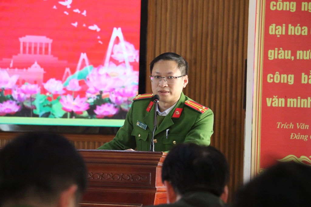 Đồng chí Trung tá Hà Văn Nguyên - Trưởng Công an xã Văn Kiều phát biểu tại Hội nghị