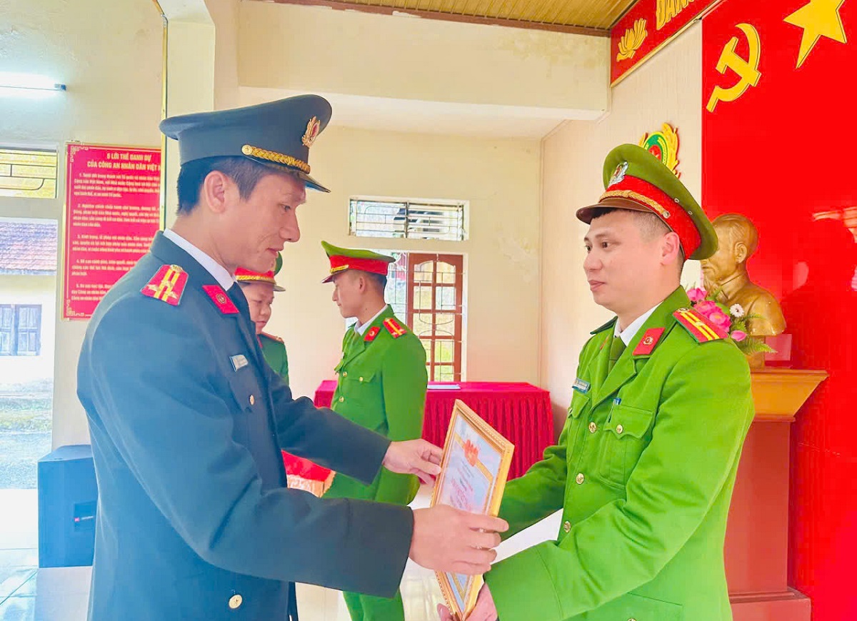 Nhiều cá nhân xuất sắc được khen thưởng