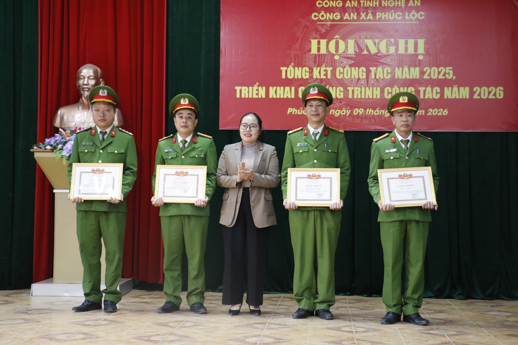 Trao thưởng tập thể, cá nhân có thành tích xuất sắc