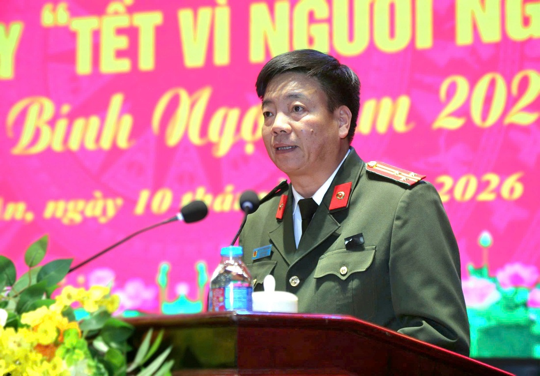 Lãnh đạo Phòng Công tác chính trị phát biểu khai mạc buổi lễ