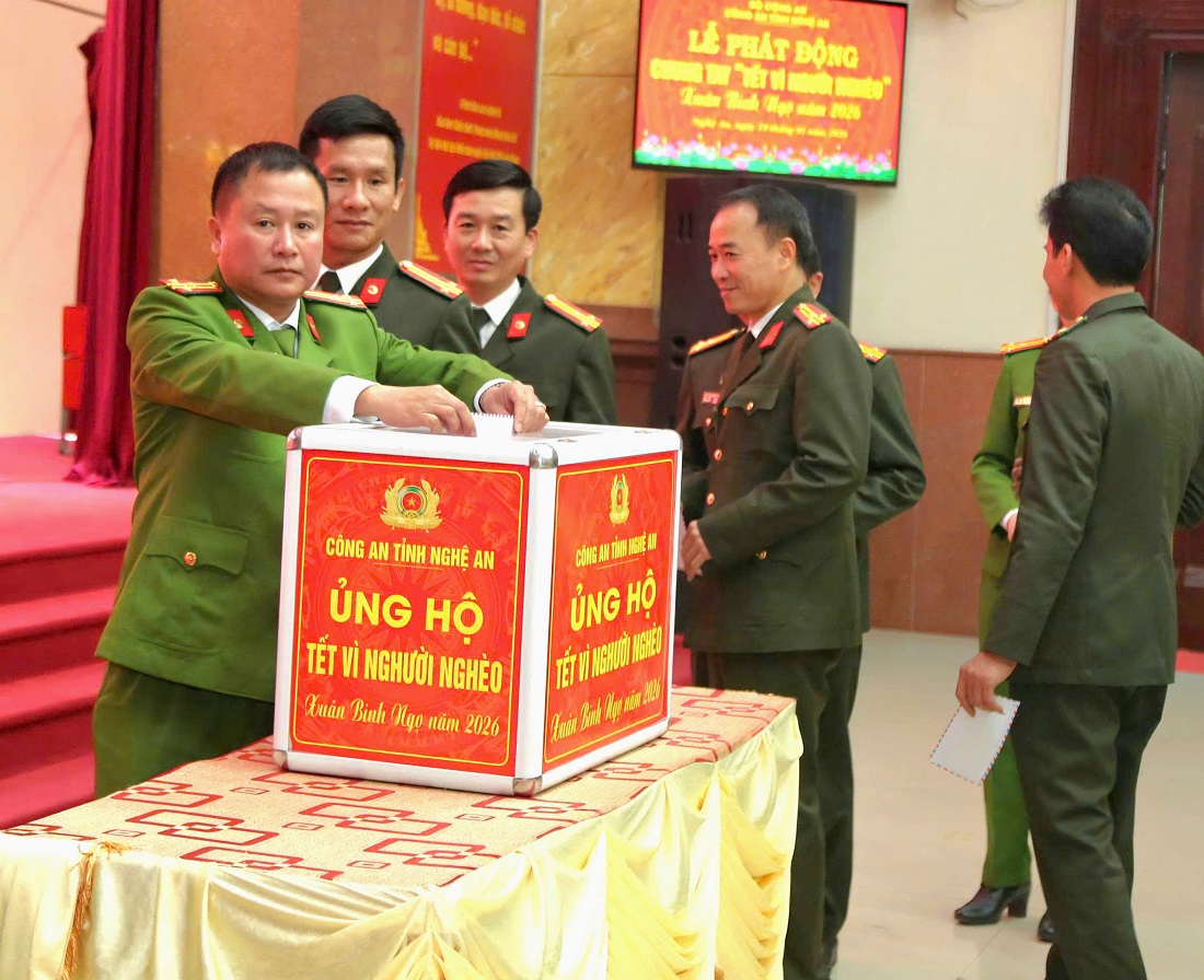 Lãnh đạo các phòng thuộc Công an tỉnh ủng hộ “Tết vì người nghèo – Xuân Bính Ngọ năm 2026”