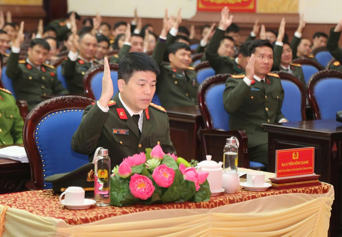 Đại biểu biểu quyết giới thiệu người ứng cử đại biểu HĐND tỉnh nhiệm kỳ 2026-2031