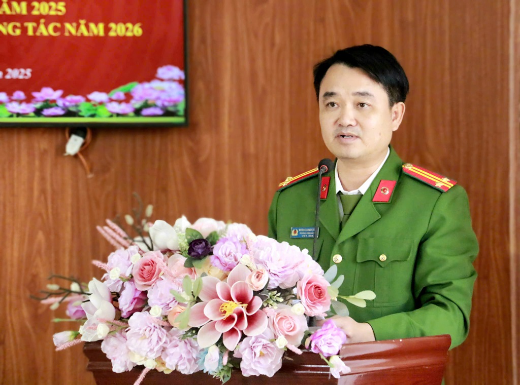 Đồng chí Trung tá Hoàng Danh Toàn - Trưởng Công an xã Hải Lộc phát biểu tại Hội nghị